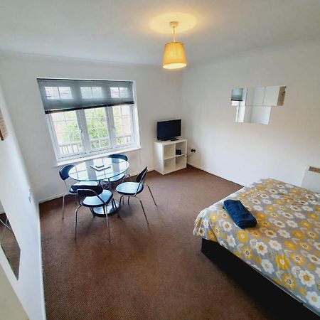 2 Bedroom Rayleigh Apartment エクステリア 写真