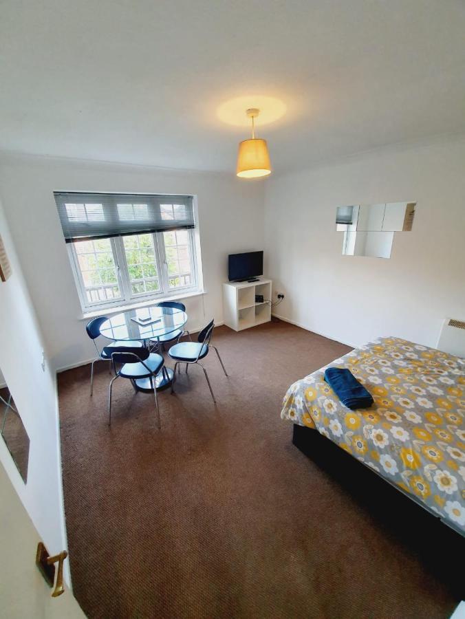 2 Bedroom Rayleigh Apartment エクステリア 写真