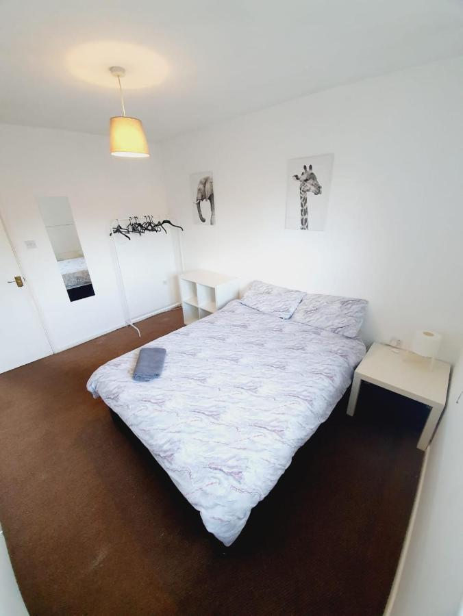 2 Bedroom Rayleigh Apartment エクステリア 写真