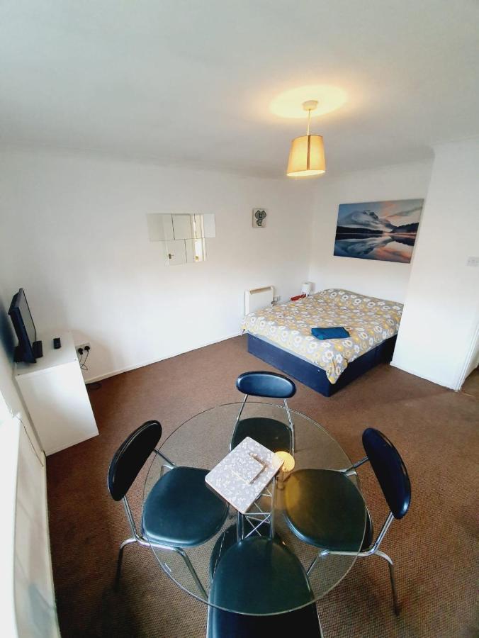 2 Bedroom Rayleigh Apartment エクステリア 写真